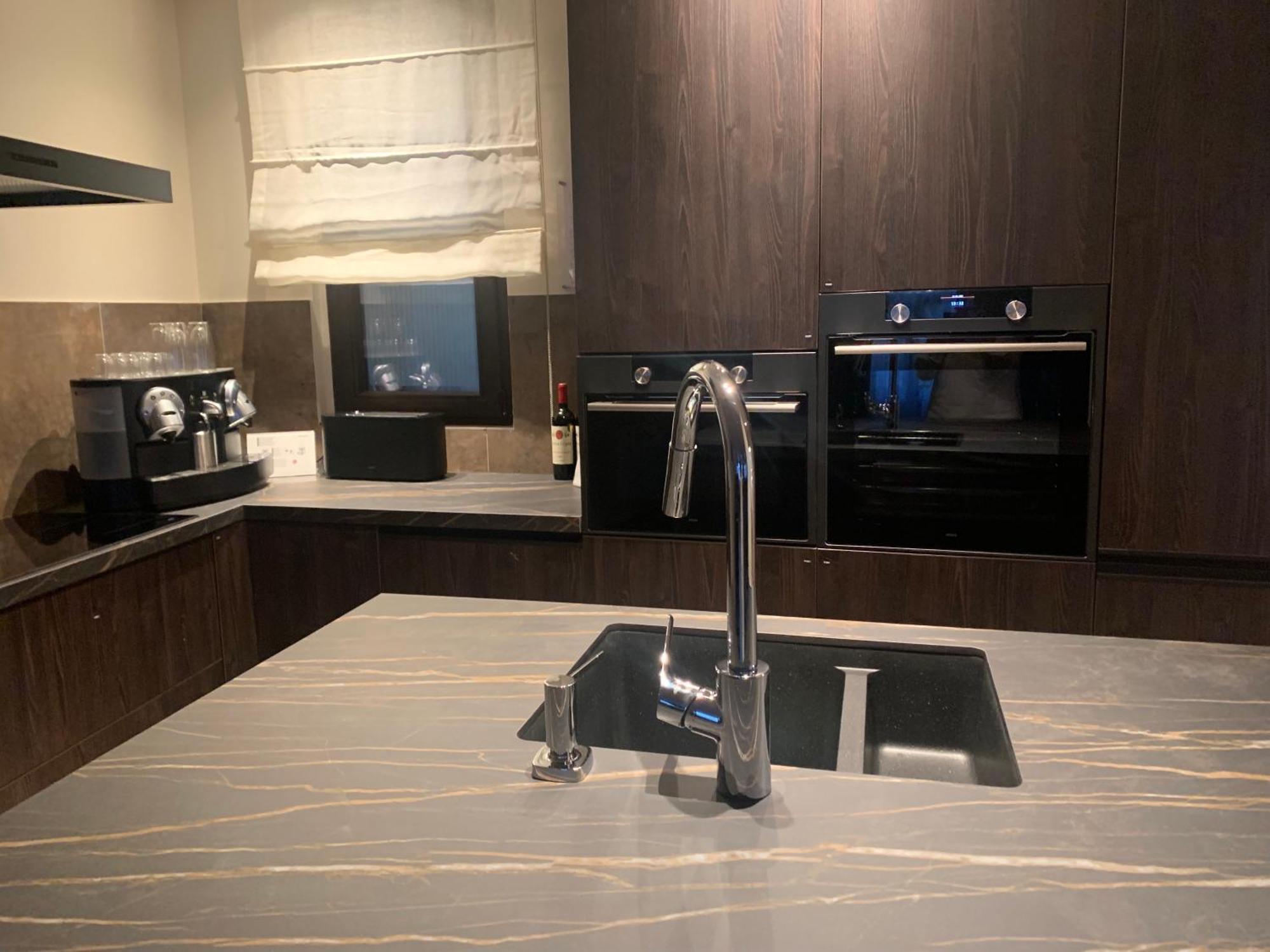 Botanique Suites Airbnb, アントウェルペン エクステリア 写真