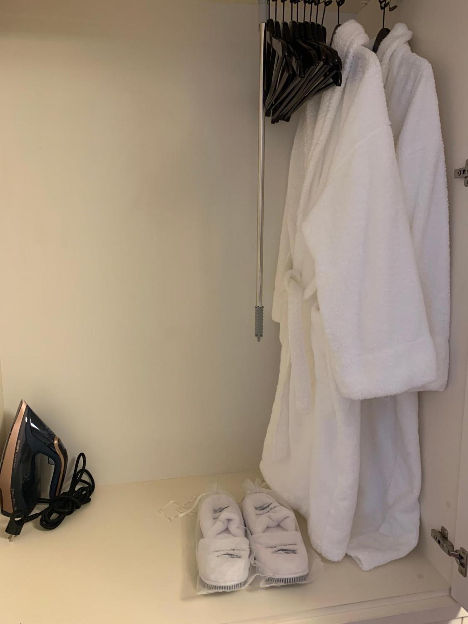 Botanique Suites Airbnb, アントウェルペン エクステリア 写真